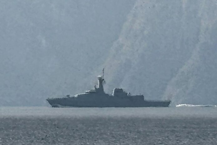 হরমুজ প্রণালি অতিক্রম করল দুটি মার্কিন যুদ্ধজাহাজ?