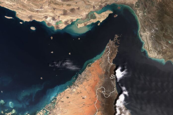 হরমুজ প্রণালি দিয়ে কোনো মার্কিন জাহাজ যায়নি, দাবি ইরানের