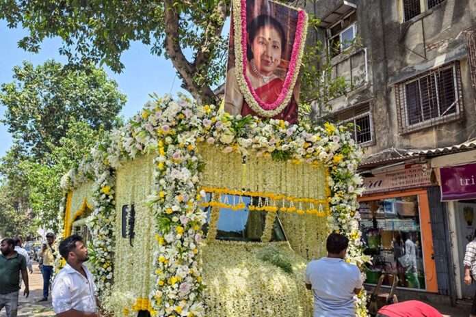 শ্রদ্ধা-ভালোবাসায় আশা ভোঁসলের শেষকৃত্য সম্পন্ন