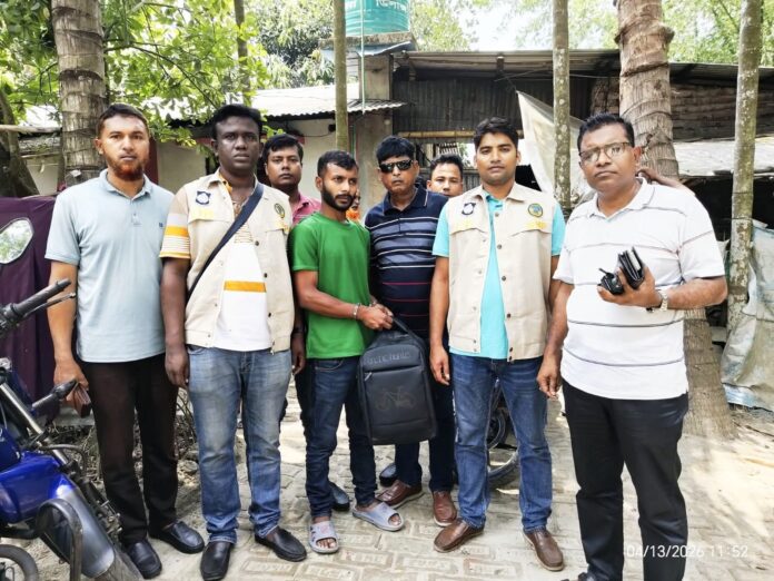 1776093492-09807f63dbd020852d593b783e932818 স্কুল ব্যাগ থেকে গাঁজা উদ্ধার, আটক ১