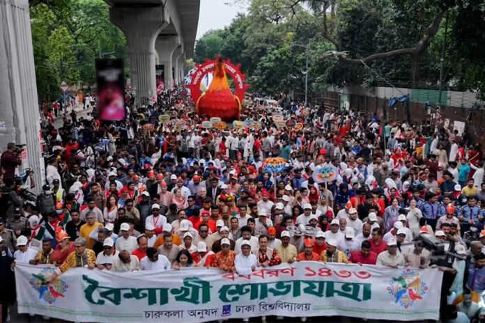 নববর্ষকে স্বাগত জানিয়ে ঢাবিতে বৈশাখী শোভাযাত্রা