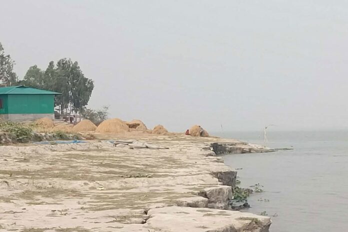 অসময়ে তিস্তার ভাঙন, হুমকির মুখে ফসলি জমি ও শিক্ষাপ্রতিষ্ঠান