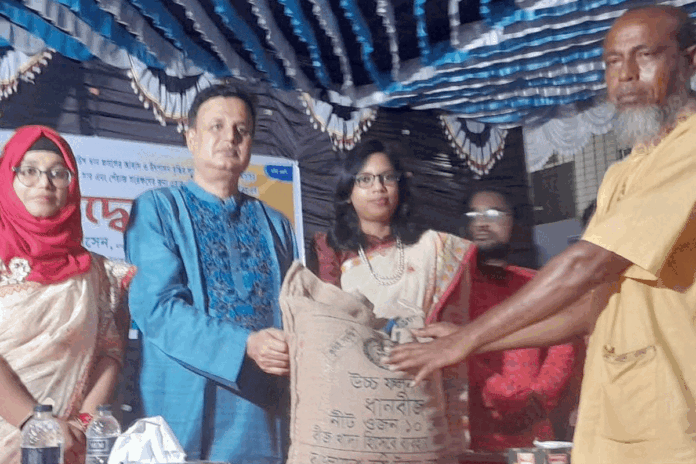 বগুড়ায় কৃষি প্রণোদনার বীজ ও সার বিতরণ
