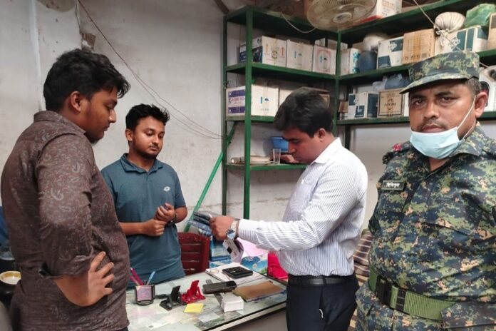 চাঁদপুরে জ্বালানি তেল মজুদে অনিয়মে দুই প্রতিষ্ঠানে জরিমানা