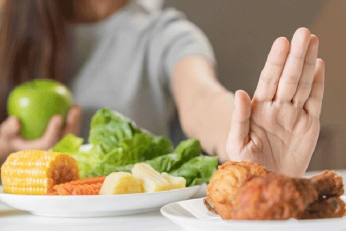 গরমে স্বস্তি পেতে কী খাবেন, কোন খাবার এড়িয়ে চলবেন