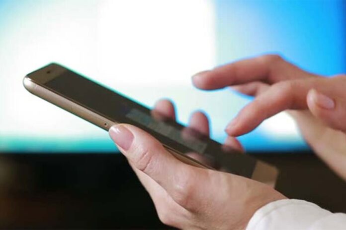 দেশে সবচেয়ে কম মোবাইল ফোন ব্যবহার হয় নড়াইলে, বেশি কিশোরগঞ্জে