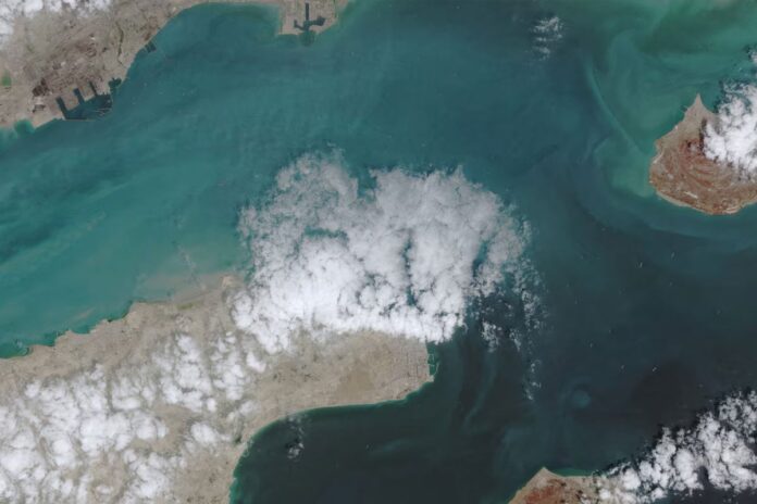 হরমুজ প্রণালি খোলা না বন্ধ: ইরানের সিদ্ধান্তে লুকানো বড় রহস্য