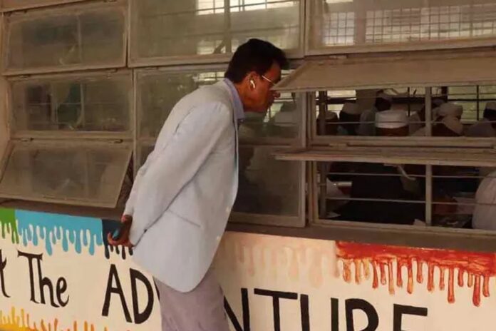 নকলবিরোধী অভিযানে মিলনের পুরোনো রূপ, জানালায় দাঁড়িয়ে নজরদারি