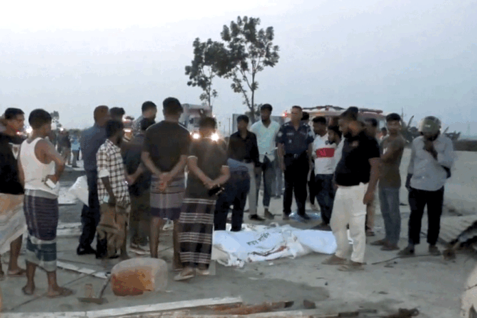 কাজ চলাকালে শ্রমিকদের ওপর উঠে গেল ট্রাক, নিহত ২