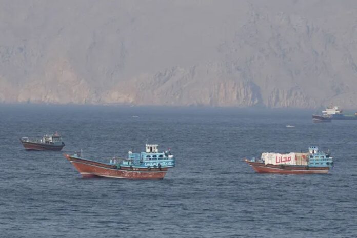হরমুজ বন্ধে ‘ক্ষতি নেই’ বললেন ট্রাম্প, কিন্তু বাড়ছে তেলের দাম