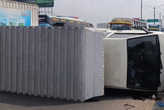 ঢাকা-চট্টগ্রাম মহাসড়কে পিকআপ-লরি সংঘর্ষ