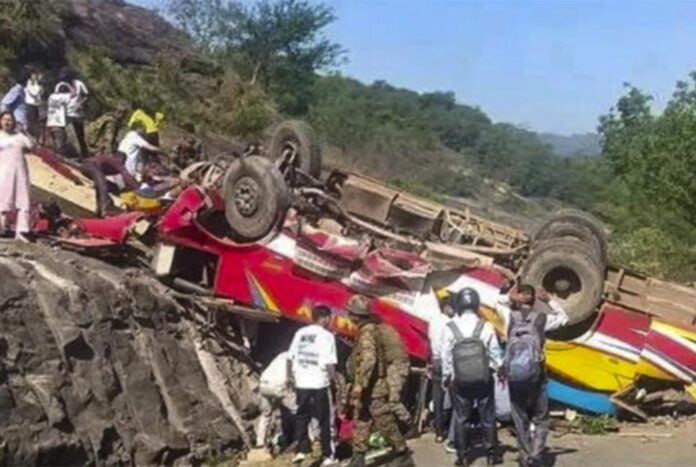 কাশ্মীরে যাত্রীবাহী বাস খাদে পড়ে অন্তত ২১ জনের প্রাণহানি