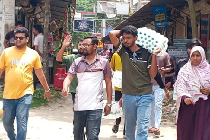 কুড়িগ্রামে এসএসসি পরীক্ষার্থী- অভিভাবকদের পানি ও স্যালাইন দিল ছাত্রদল