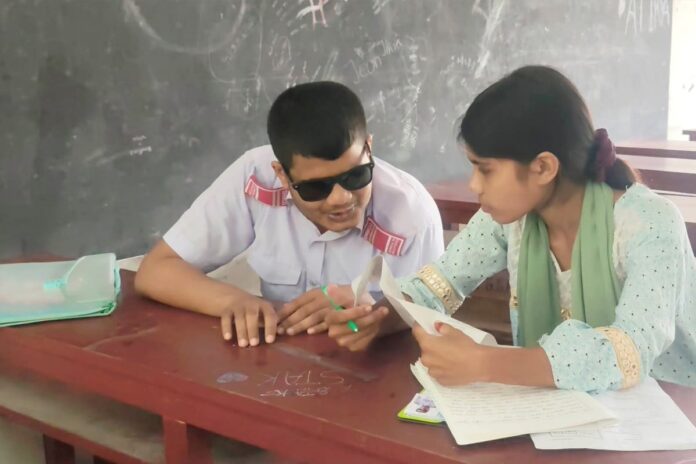 অন্ধত্বকে হার মানিয়ে পরীক্ষার হলে শরীফ