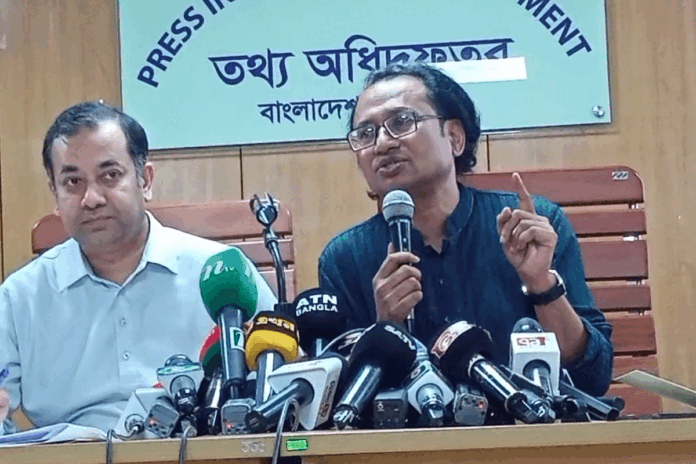 তেলের পর্যাপ্ত মজুত আছে, ‘প্যানিক বায়িং’ থেকে বিরত থাকার আহ্বান তথ্য উপদেষ্টার