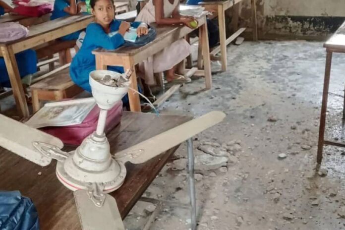 ক্লাস চলাকালে ফ্যানসহ খসে পড়ল ছাদের পলেস্তারা