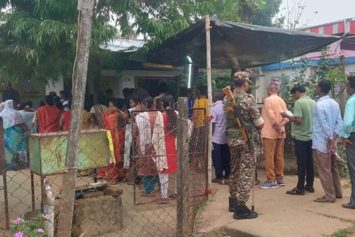 পশ্চিমবঙ্গে বিধানসভা নির্বাচনের প্রথম দফার ভোটগ্রহণ চলছে