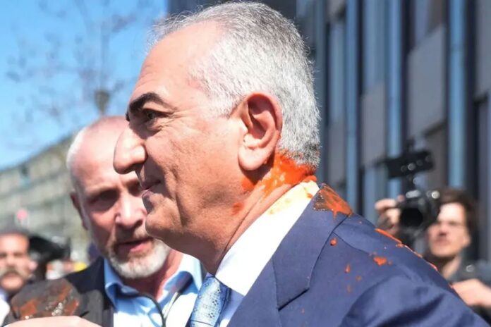 বার্লিনে রেজা পাহলভীর ওপর লাল তরল নিক্ষেপ