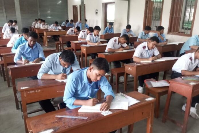 এসএসসির দ্বিতীয় দিনে ২৭ হাজার পরীক্ষার্থী অনুপস্থিত