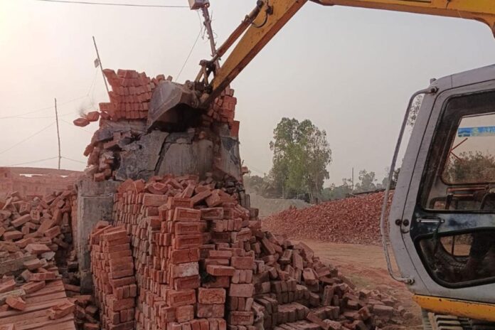 সিরাজগঞ্জে অবৈধ ইটভাটা গুড়িয়ে দিল ভ্রাম্যমাণ আদালত