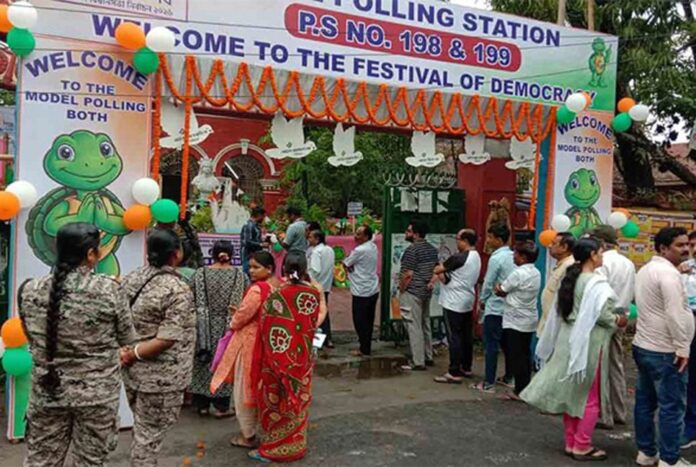পশ্চিমবঙ্গে প্রথম দফার বিধানসভা ভোটে সহিংসতার মধ্যেই ভোটগ্রহণ