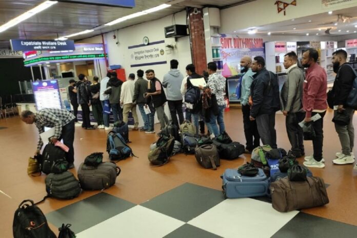 দেশে ফিরলেন লিবিয়ায় বন্দি থাকা ১৭৪ বাংলাদেশি