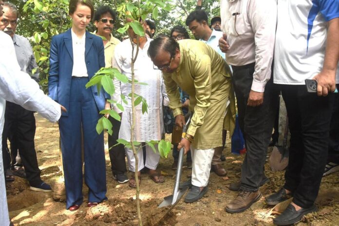 রুশ বিপ্লবের বীর শহীদদের স্মরণে বৃক্ষরোপণ কর্মসূচি