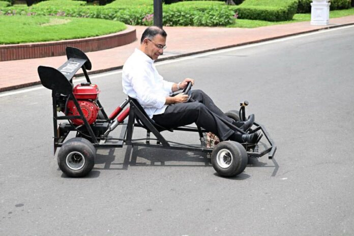 কলেজছাত্রের বানানো গো-কার্ট চালালেন প্রধানমন্ত্রী, দিলেন উৎসাহ