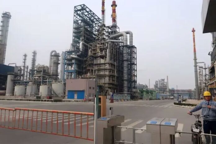 ইরানের তেল কেনায় চীনের তেল শোধনাগারে মার্কিন নিষেধাজ্ঞা