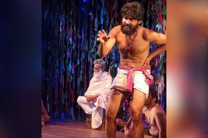 বিবেকানন্দ থিয়েটারের নাটক ‘উত্তরণ’ মঞ্চায়ন