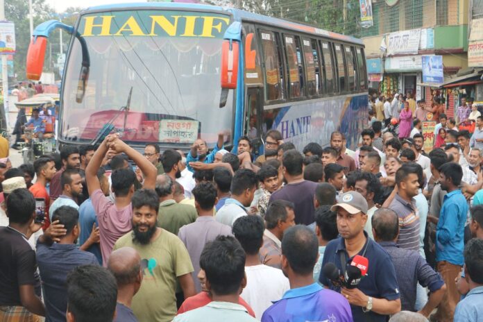 নওগাঁয় বাস–সিএনজি শ্রমিক দ্বন্দ্বে বাস চলাচল বন্ধ, যাত্রীদের ভোগান্তি