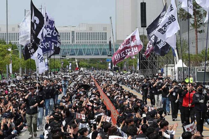 স্যামসাং কর্মীদের ধর্মঘটের ডাক, বৈশ্বিক চিপ সরবরাহ ব্যবস্থায় বড় ঝুঁকি