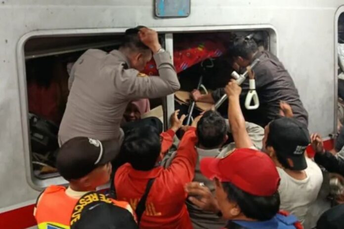 ইন্দোনেশিয়ায় দুই ট্রেনের সংঘর্ষে চারজন নিহত