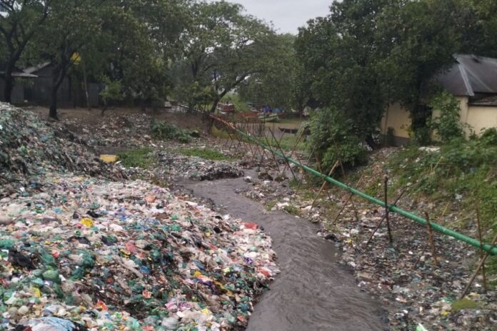 আবর্জনায় ভরাট মাইথারকান্দি খাল, ৫ হাজার বিঘা জমির চাষাবাদ ব্যাহত