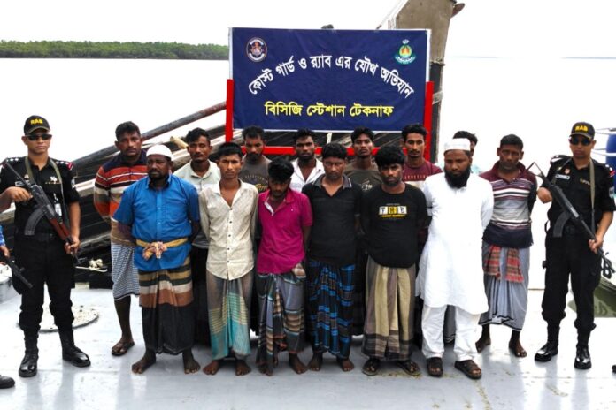 মিয়ানমারে পাচারকালে সিমেন্টসহ ১৪ জন আটক