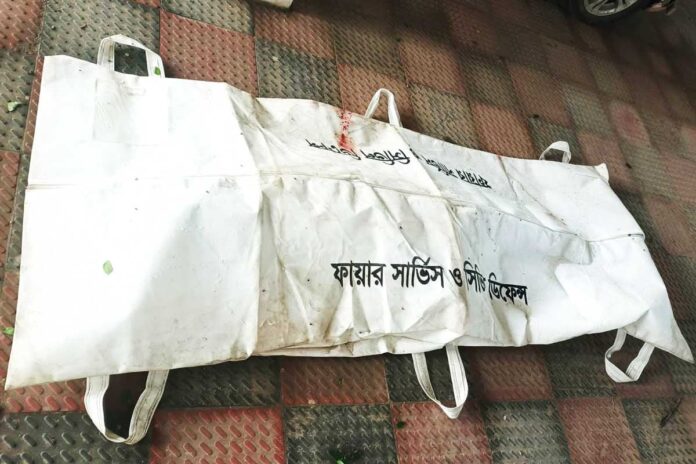 বিকল ট্রাক মেরামতের সময় কাভার্ডভ্যানের ধাক্কায় হেলপার নিহত