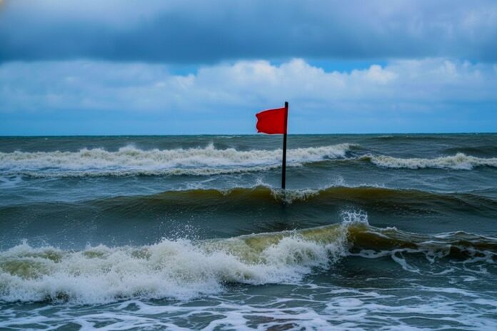সমুদ্র বন্দরে তিন ও নদী বন্দরে দুই নম্বর সতর্ক সংকেত