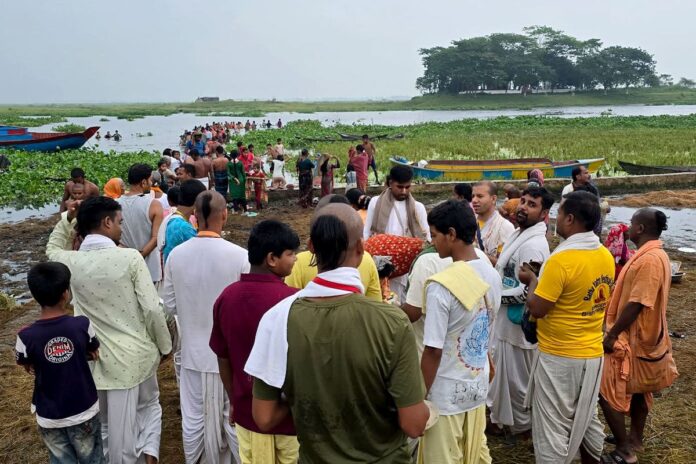 কালবৈশাখী উপক্ষো করে তিতাস নদীতে স্নানোৎসবে পূণ্যার্থীর ঢল
