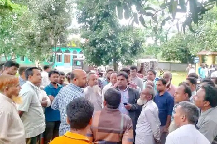 ঘুষের অভিযোগে কাহারোল থানা ঘেরাও: একজনকে প্রত্যাহার