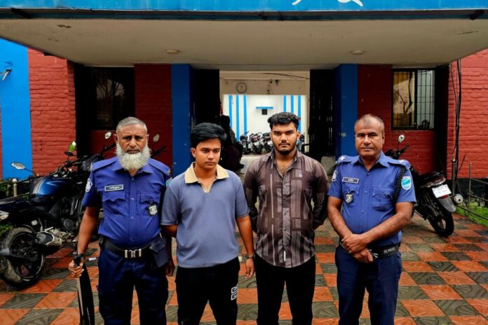 শ্রীনগরে বন্ধুত্বের ফাঁদে ডেকে মোবাইল ছিনতাই, গ্রেপ্তার ২