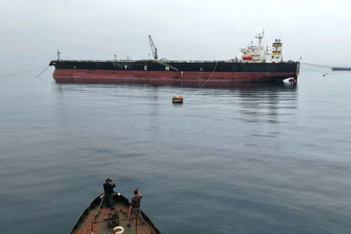 মার্কিন অবরোধে শ্বাসরুদ্ধ ইরানের তেল শিল্প, উৎপাদন বন্ধের আশঙ্কা