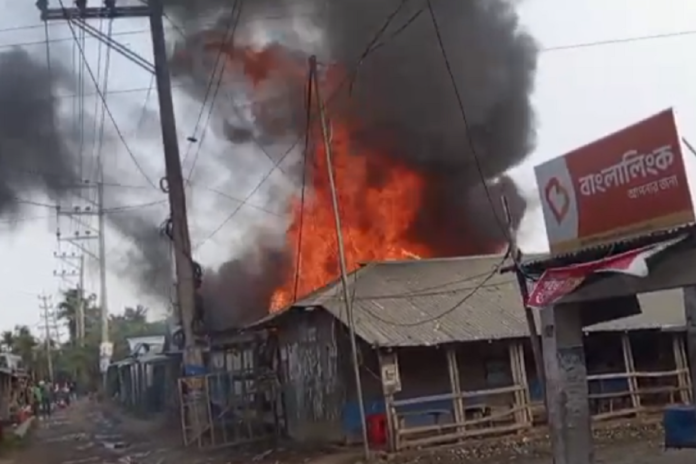 মোংলায় সরকার মার্কেটে আগুনে পুড়েছে ৫টি দোকান