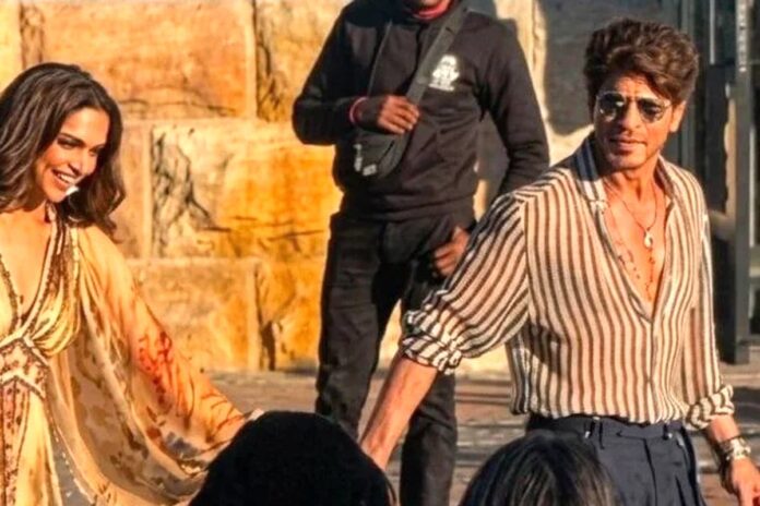 বেবি বাম্প নিয়ে শুটিং সেটে দীপিকা, সঙ্গী ‘কিং’ শাহরুখ