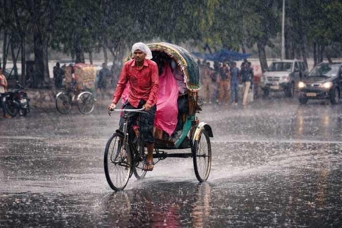 ৪ বিভাগে ভারি বর্ষণের আভাস, পাহাড়ধসের শঙ্কা