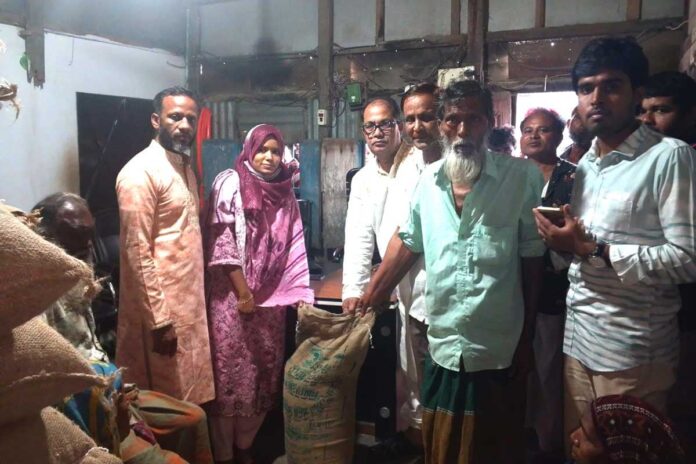 টঙ্গীবাড়ীতে জেলেদের মাঝে চাল বিতরণ