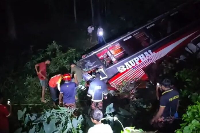 পটুয়াখালীতে নিয়ন্ত্রণ হারিয়ে যাত্রীবাহী বাস খাদে, নিহত ১