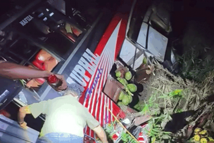 পটুয়াখালীতে নিয়ন্ত্রণ হারিয়ে যাত্রীবাহী বাস খাদে, নিহত ১