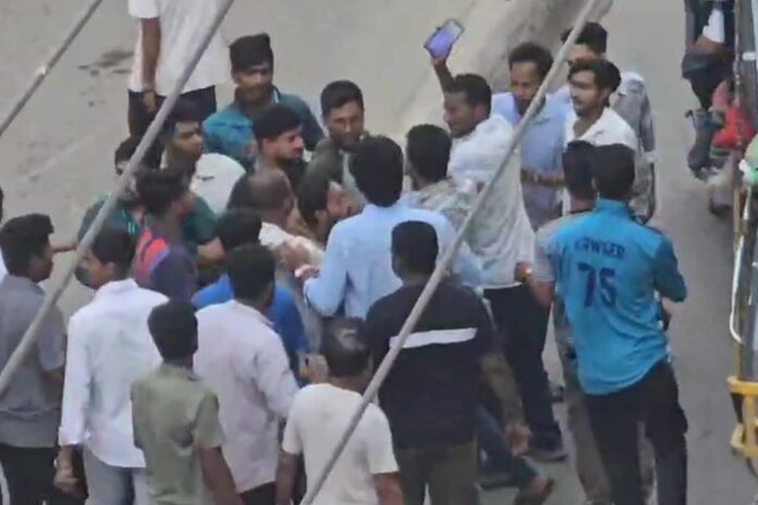 নাসিকের উচ্ছেদকর্মীদের ওপর হকারদের হামলার অভিযোগ