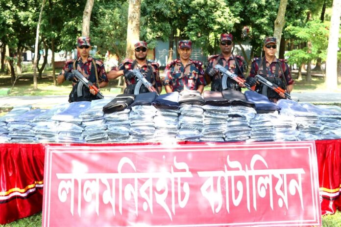 লালমনিরহাটে বিজিবির অভিযানে ৩০ লাখ টাকার ভারতীয় প্যান্ট জব্দ