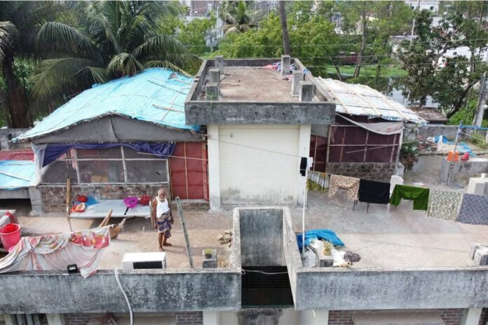 হাসপাতালের আবাসিক ভবনের ছাদে মুরগির খামার, দুর্গন্ধে অতিষ্ঠ রোগী-স্বজন
